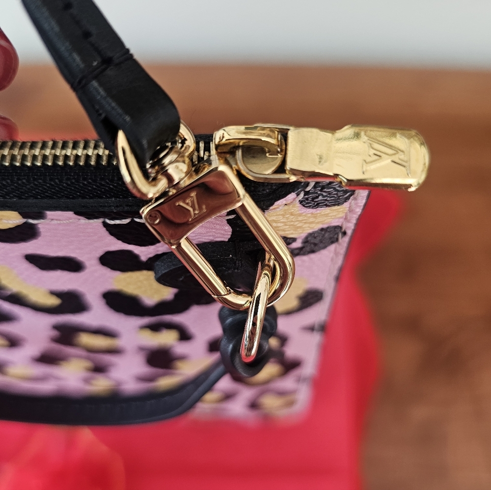 💯AUTHENTIC LOUIS VUITTON WILD AT HEARTS POUCH/CLUTCH/WRISTLET - Picture 3 of 6
